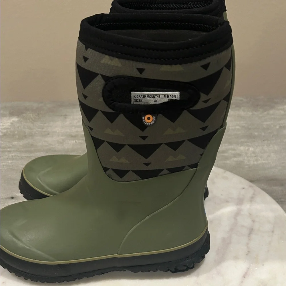 Green and Black Patterned Rain Boots size Y3